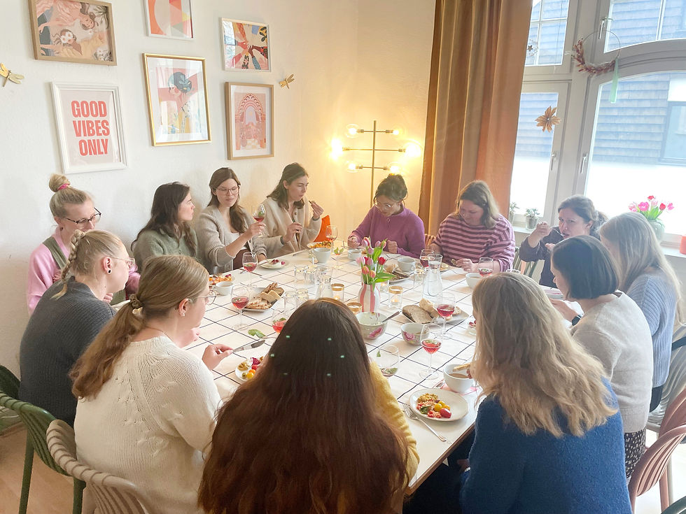 Frauen feiern gemeinsam einen Geburtstag im SORO POP UP ROOM in Wiesloch