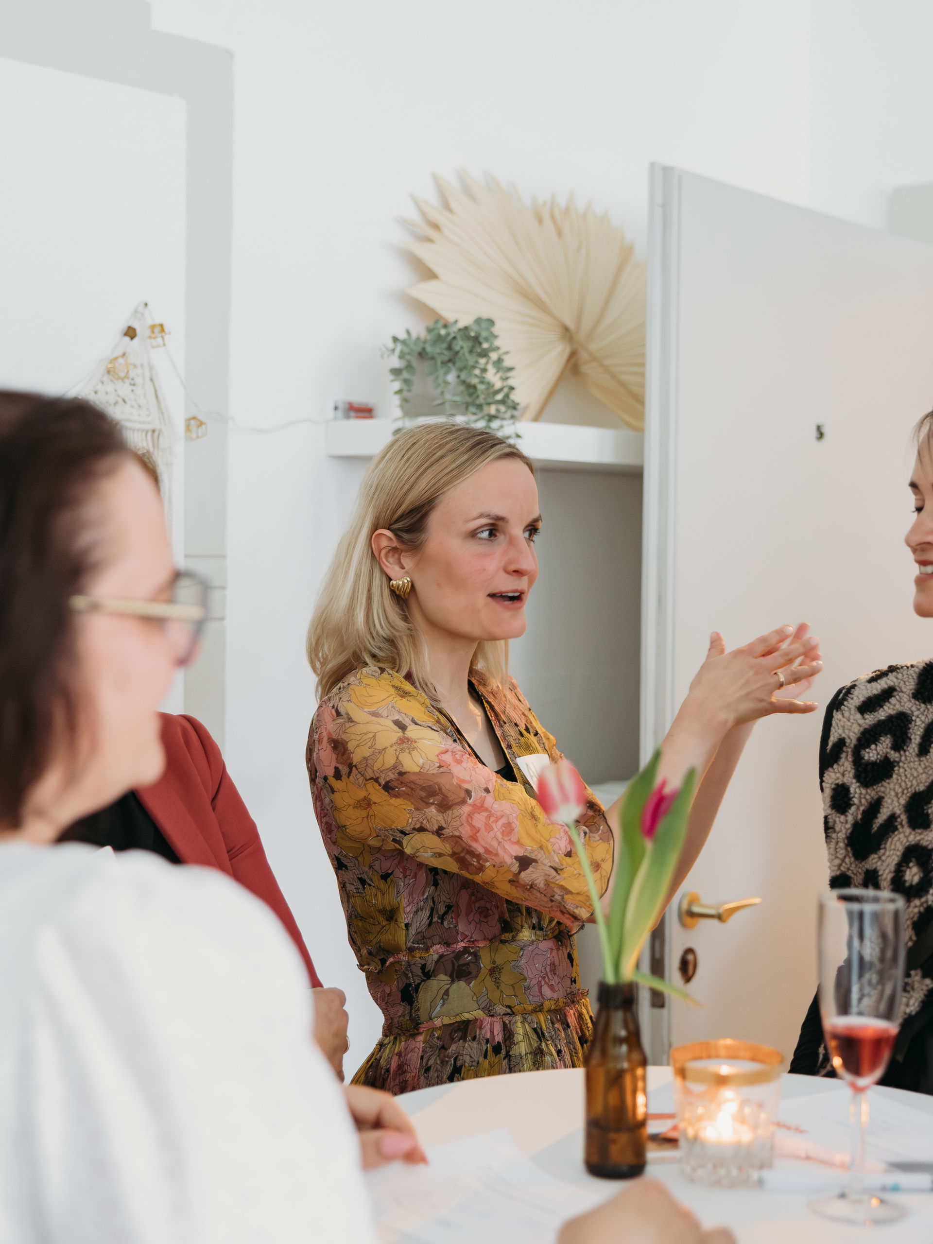 Moderatorin spricht bei einem Community-Treffen des SORO Projekts für Frauen in Wiesloch.