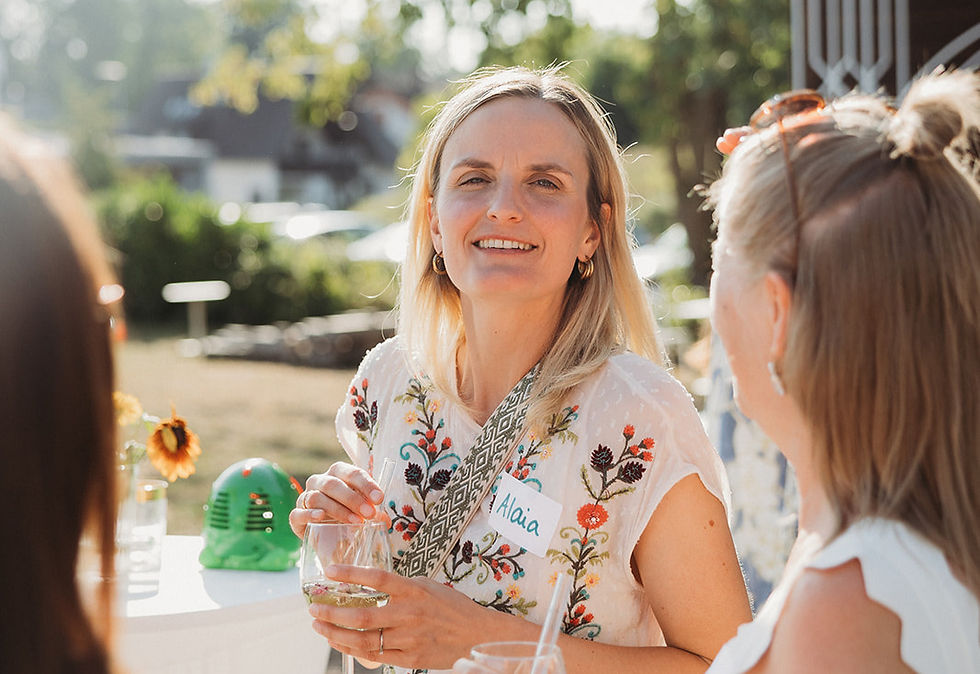 Alaia Müller, Gründerin von SORO Projekt in einer Gruppe von Frauen beim Sommerfest in Wiesloch