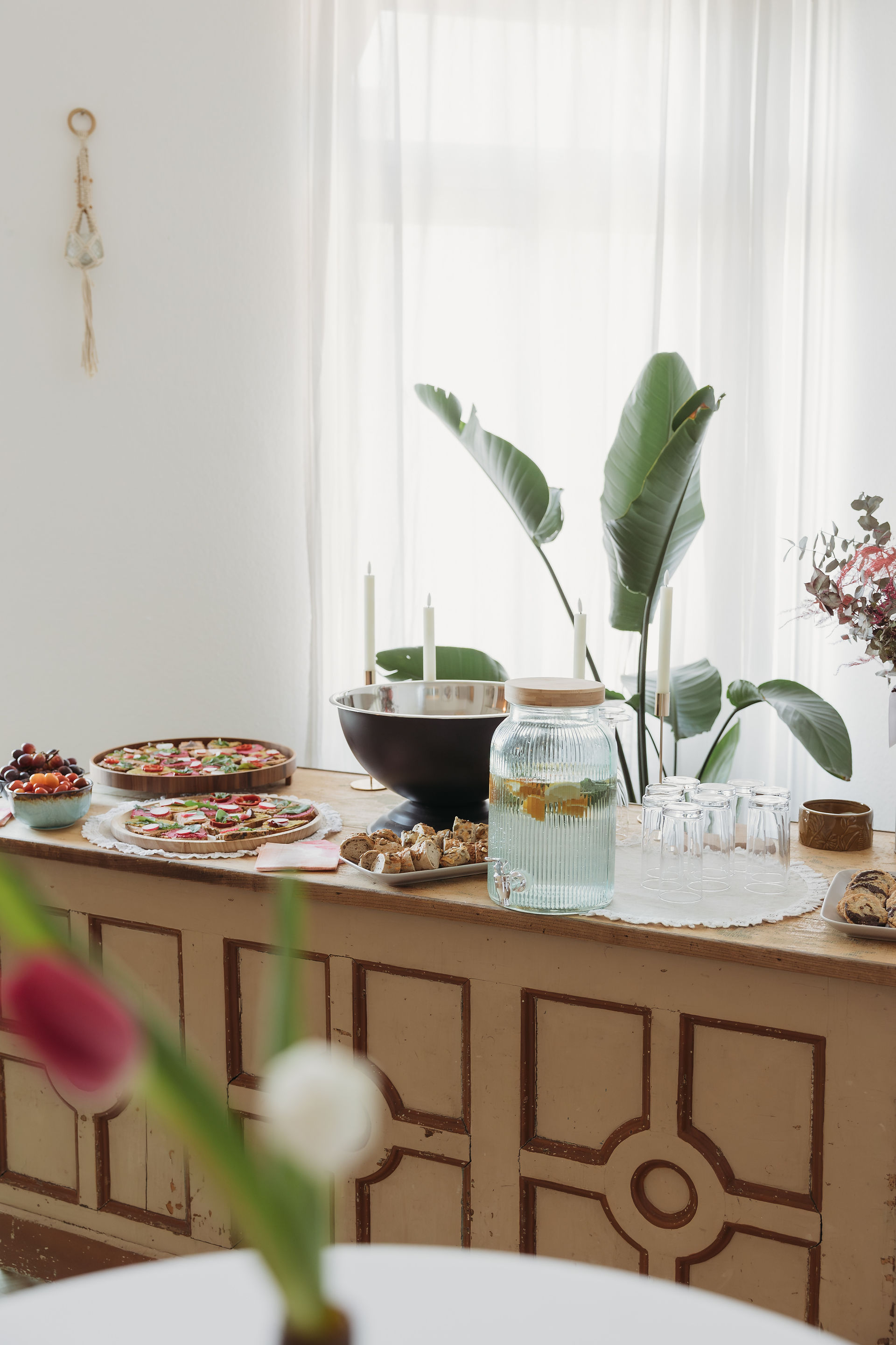 Ein Buffet mit Fingerfood und Getränken