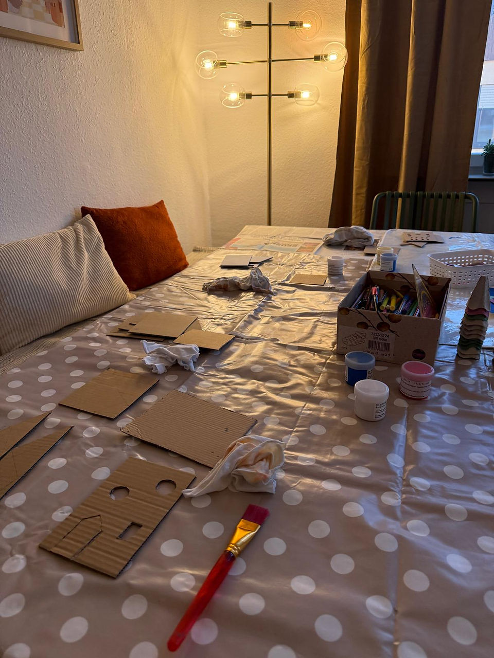 Ein Tisch mit Bastelmaterialien