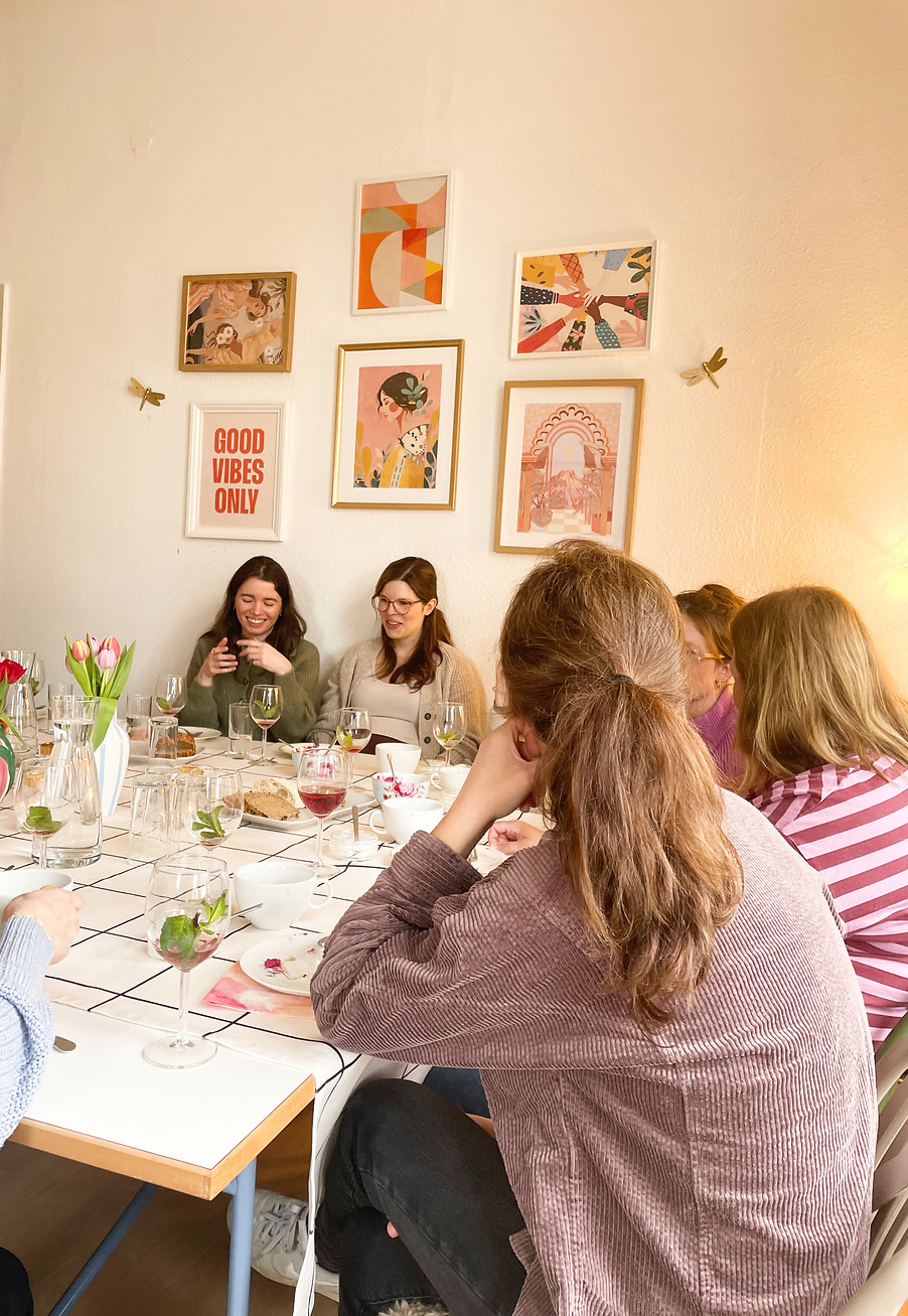 „Frauen bei einem gemeinsamen Gruppenangebot im SORO POP UP ROOM in Wiesloch“