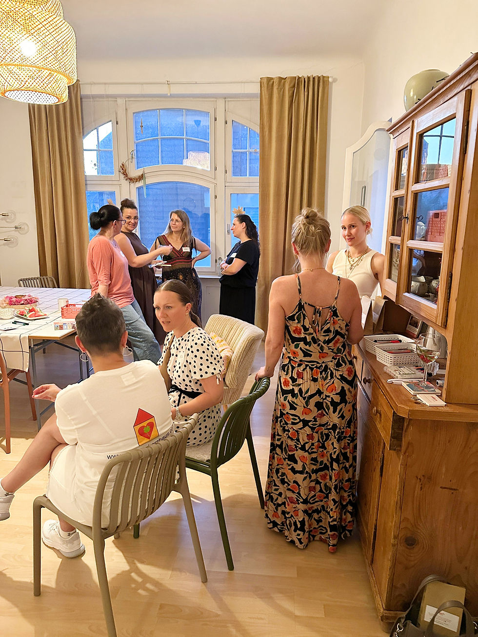 Frauen unterhalten sich beim SORO Community Treffen in Wiesloch.jpg