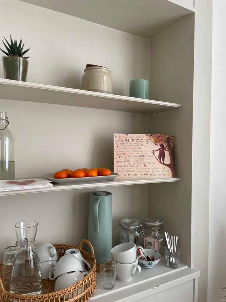 Regal mit Tee und Mandarinen im Gemeinschaftsraum