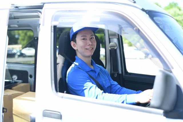 車を運転する軽貨物ドライバー