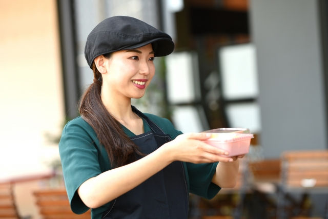 飲食店で働く女性
