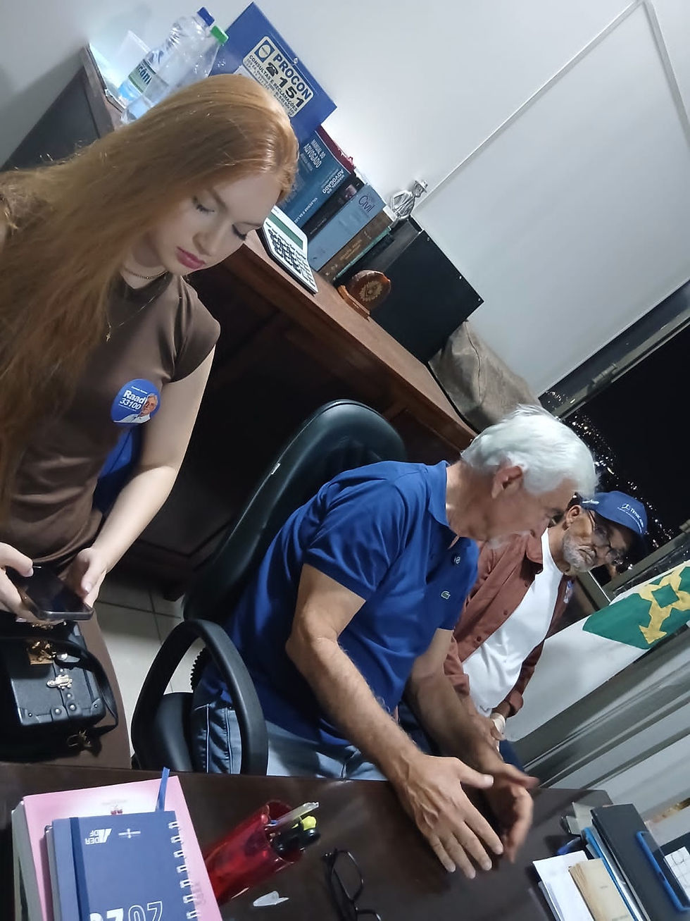 À esquerda, Alessandra Libané, atriz, modelo e manequim, suplente do concelho fiscal; Raad Massouh, candidato a deputado distrital, ao centro e à direita, Gimba Júnior, Presidente do SATED DF Centro Norte, atento às propostas do candidato.