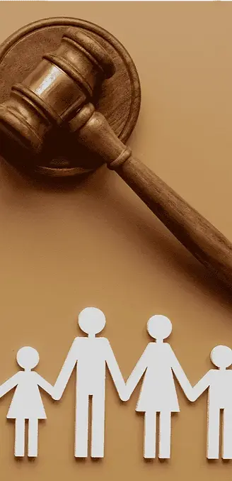 Martelo da justiça ao lado de representação de família com filhos, simbolizando ações judiciais de divórcio, guarda de filhos, pensão alimentícia, partilha de bens e inventário. Ideal para quem busca orientação jurídica familiar.