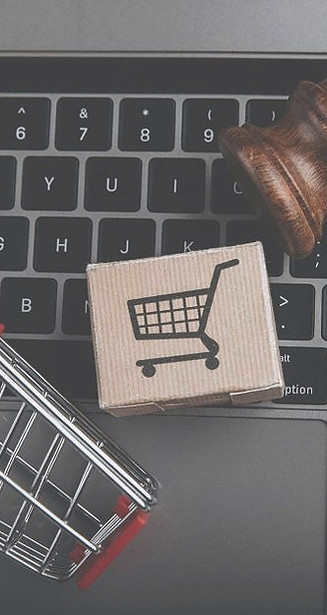 Martelo da justiça e carrinho de compras sobre teclado, representando defesa do consumidor em casos de golpe via Pix, problemas com companhias aéreas, compras online e abusos bancários. Indicado para quem teve prejuízos com empresas ou serviços.