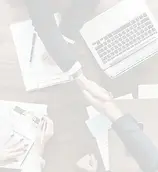 Empresarios apertando as mãos em sinal de fechamento de negócio