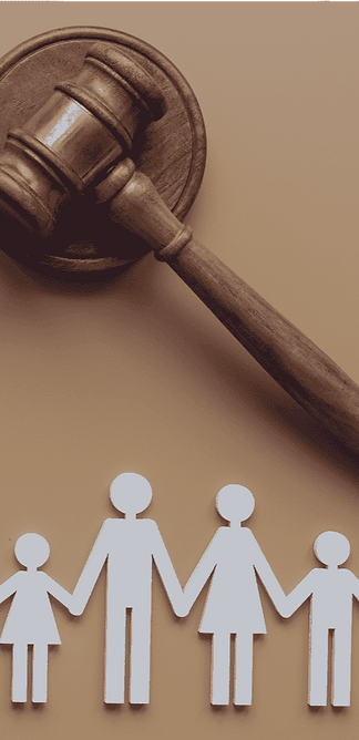 Martelo da justiça ao lado de representação de família com filhos, simbolizando ações judiciais de divórcio, guarda de filhos, pensão alimentícia, partilha de bens e inventário. Ideal para quem busca orientação jurídica familiar.