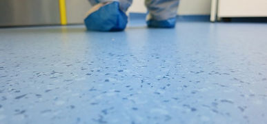 Piso para Laboratorio y área blanca, resistente a los productos químicos y control de crecimiento de las bacterias.