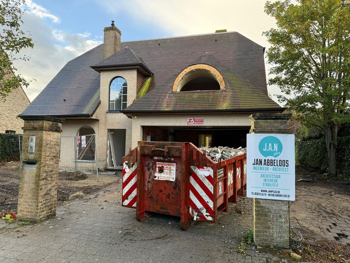 Moderne verbouwing woning in Knokke-Heist met zwembad door J.A.N Plus Architecten