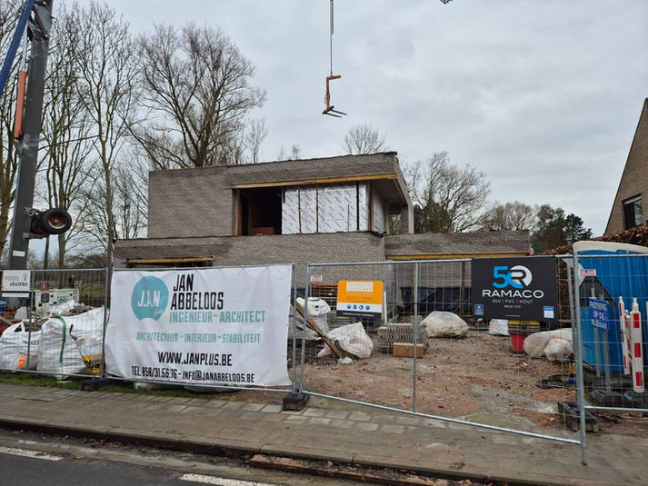 Detail architectuur nieuwbouw Oostkamp met zwembad