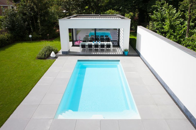 Achtergevel woning in Brugge met poolhouse en zwembad door J.A.N Plus Architecten