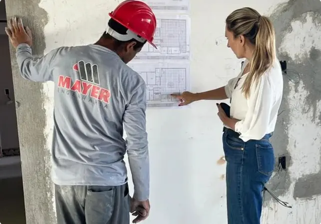 Juliana Mayer mostrando projeto