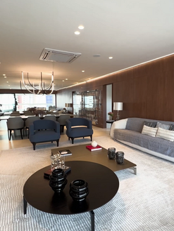 Sala de estar com mesa