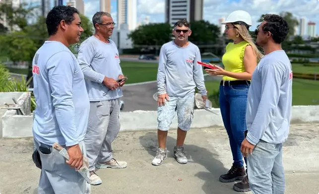 Juliana Mayer conversando com construtores