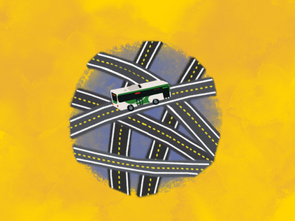 um ônibus verde atravessa uma estrada