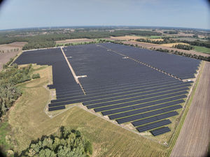 Luftbild des Solarparks in Ahnsbeck mit tausenden Solarmodulen.