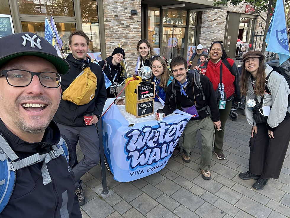 Fünf Frauen und drei Männer beim Start des Water Walks in Celle.