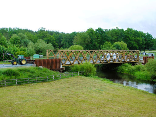 Behelfsbrücke in Wolthausen mit Trecker, Wohnmobil und Autos.
