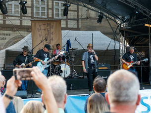 Fünfköpfige Band auf einer Bühne in der Celler Innenstadt.