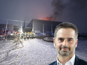 Bildmontage eines Männerkopfes vor einer brennenden Halle.