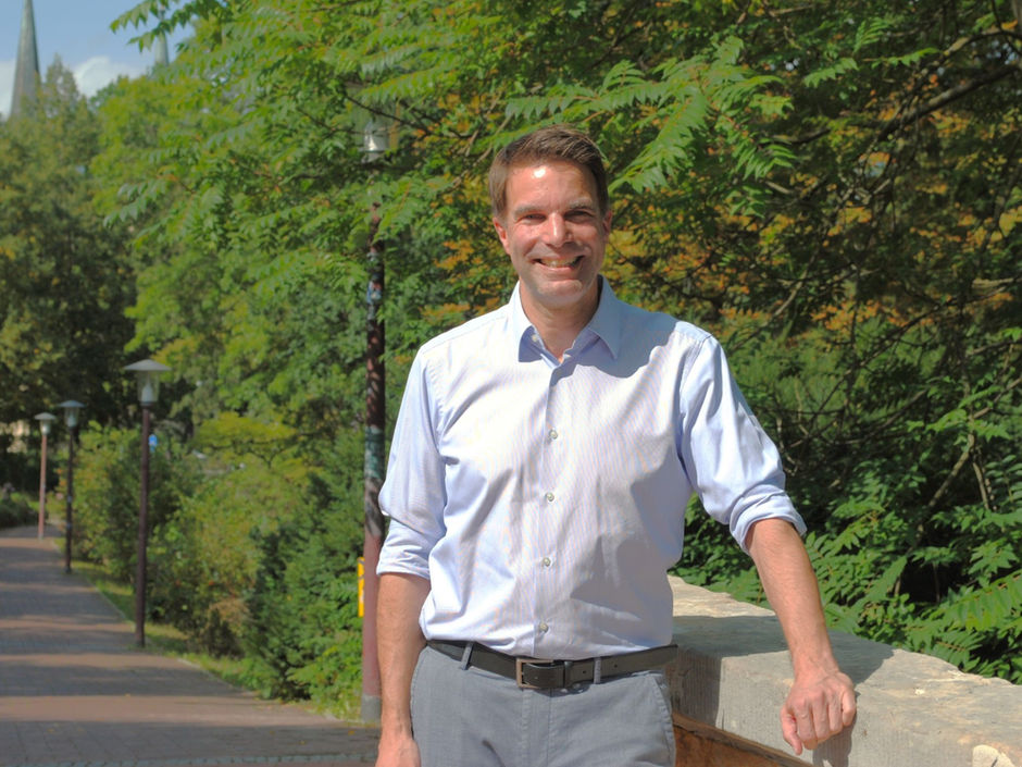 Celles Oberbürgermeister Jörg Nigge auf einem Fußweg an der Magnusstraße.