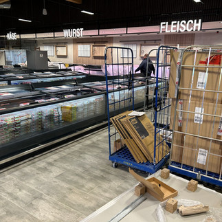 Die Frischetheke mit Käse, Wurst und Fleisch ist 16 Meter lang.