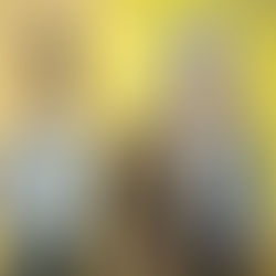 Eine Frau und zwei Männer vor zwei modernen Gemälden an einer gelben Wand.