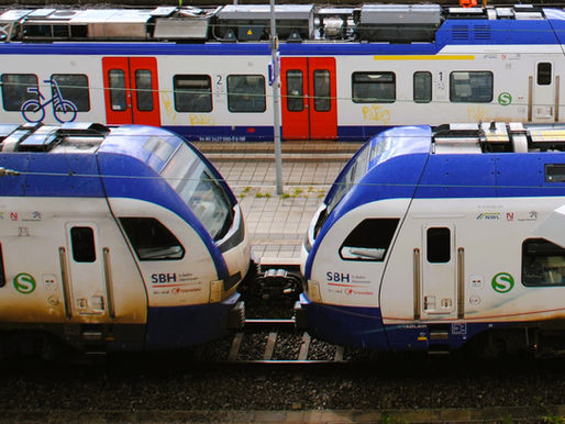 Zwei Züge der S-Bahn an Bahnsteigen des Celler Bahnhofs.