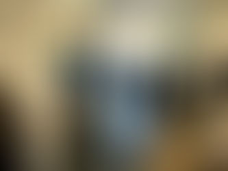 Zwei Damen und vier Herren stehen im Eingangsbereich einer Arztpraxis.