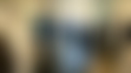 Zwei Damen und vier Herren stehen im Eingangsbereich einer Arztpraxis.