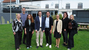 Fünf Frauen und drei Herren auf grünem Rasen vor der CD-Kaserne in Celle.