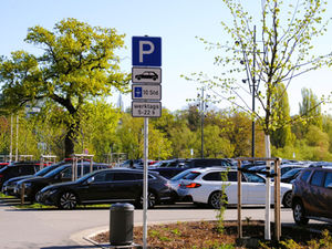 Parkplatz auf dem Celler Schützenplatz mit Autos und Schild.