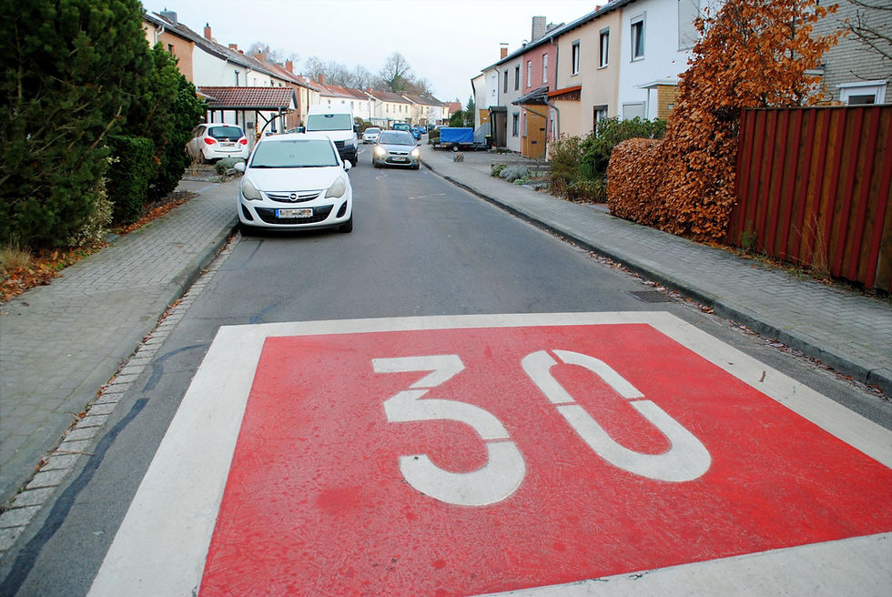 Straße mit 30er-Markierung und Autos.