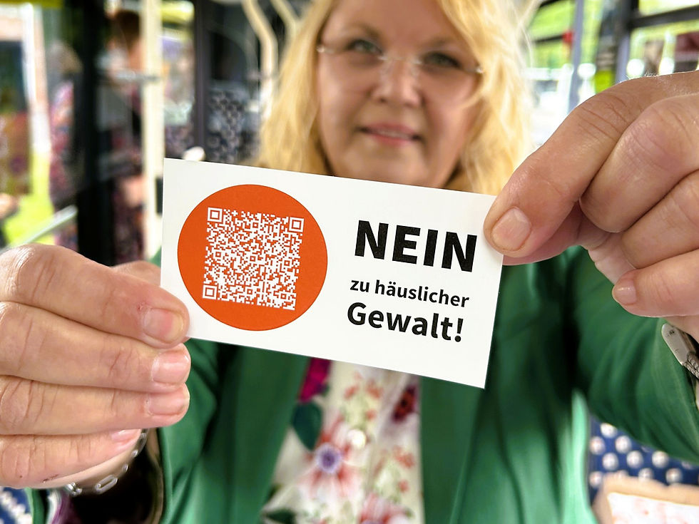 Evelyn Hollmann mit einem Aufkleber in der Hand.