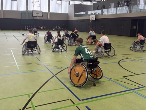 In der Sporthalle durfte Rollstuhlbasketball ausprobiert werden.