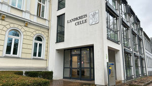 Eingangsbereich des Sitzes der Landkreisverwaltung Celle mit Schriftzug "Landkreis Celle" und Wappen.