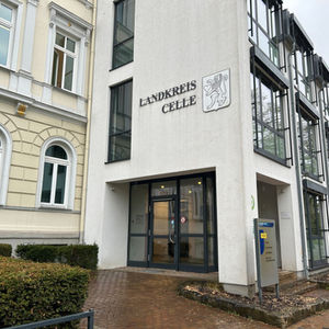 Eingangsbereich des Sitzes der Landkreisverwaltung Celle mit Schriftzug "Landkreis Celle" und Wappen.