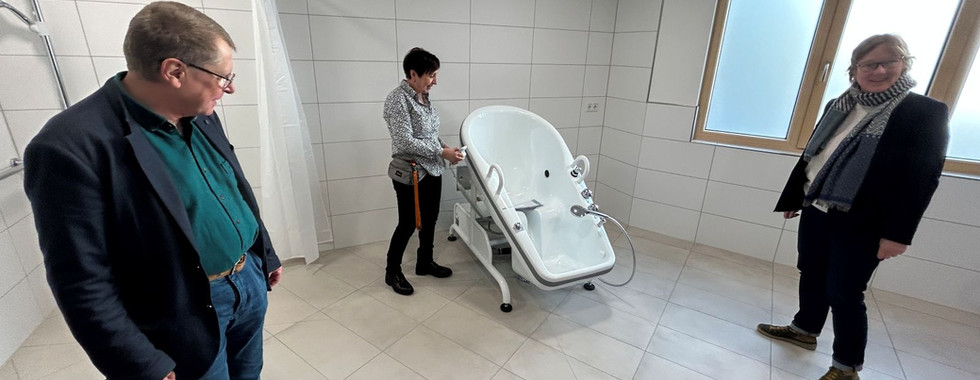 Martin Wais, Gruppenleiterin Ljudmila Pagel und Abteilungsleiterin Gisela Thiessen im Pflegebad.