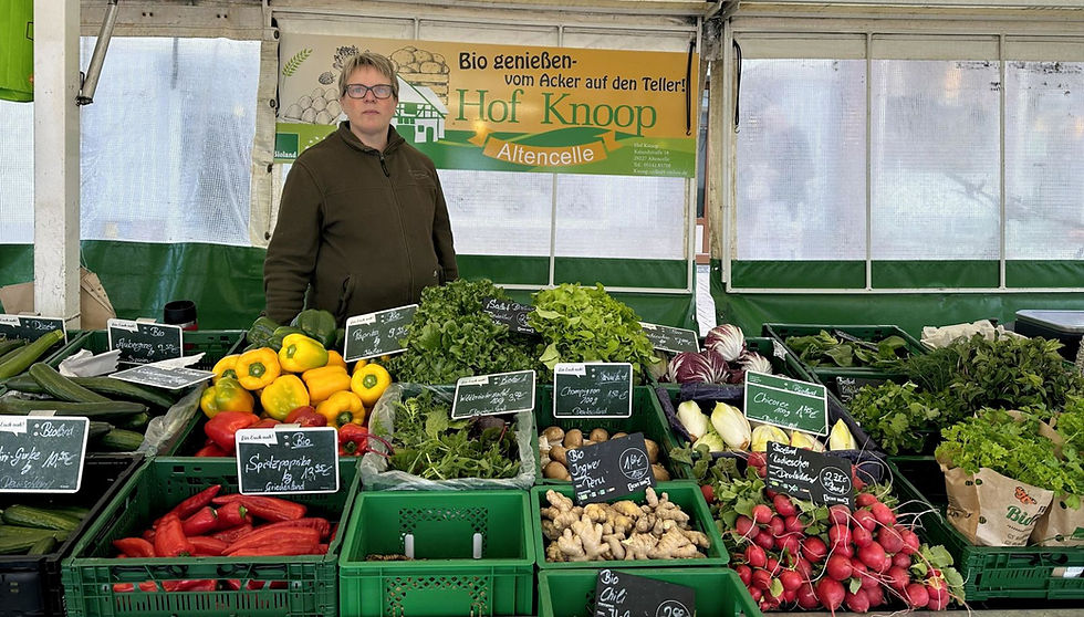 Bianca Knoop an ihrem Marktstand in Celle.