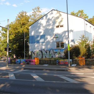 Gebäude der ehemaligen Jugendherberge in Celle mit verblasster hellblauer Fassade.