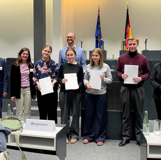 Gruppenbild einer Siegerehrung mit acht Personen im Landtag in Hannover.