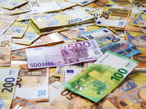 Viele Geldscheine zwischen 20 und 500 Euro auf einer Fläche.