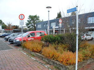 Westmarkt Klein Hehlen mit Parkplatz und Geschäften.