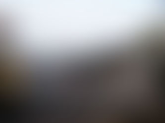 Abfallentsorgungsanlage mit Kränen und Reifenhaufen.