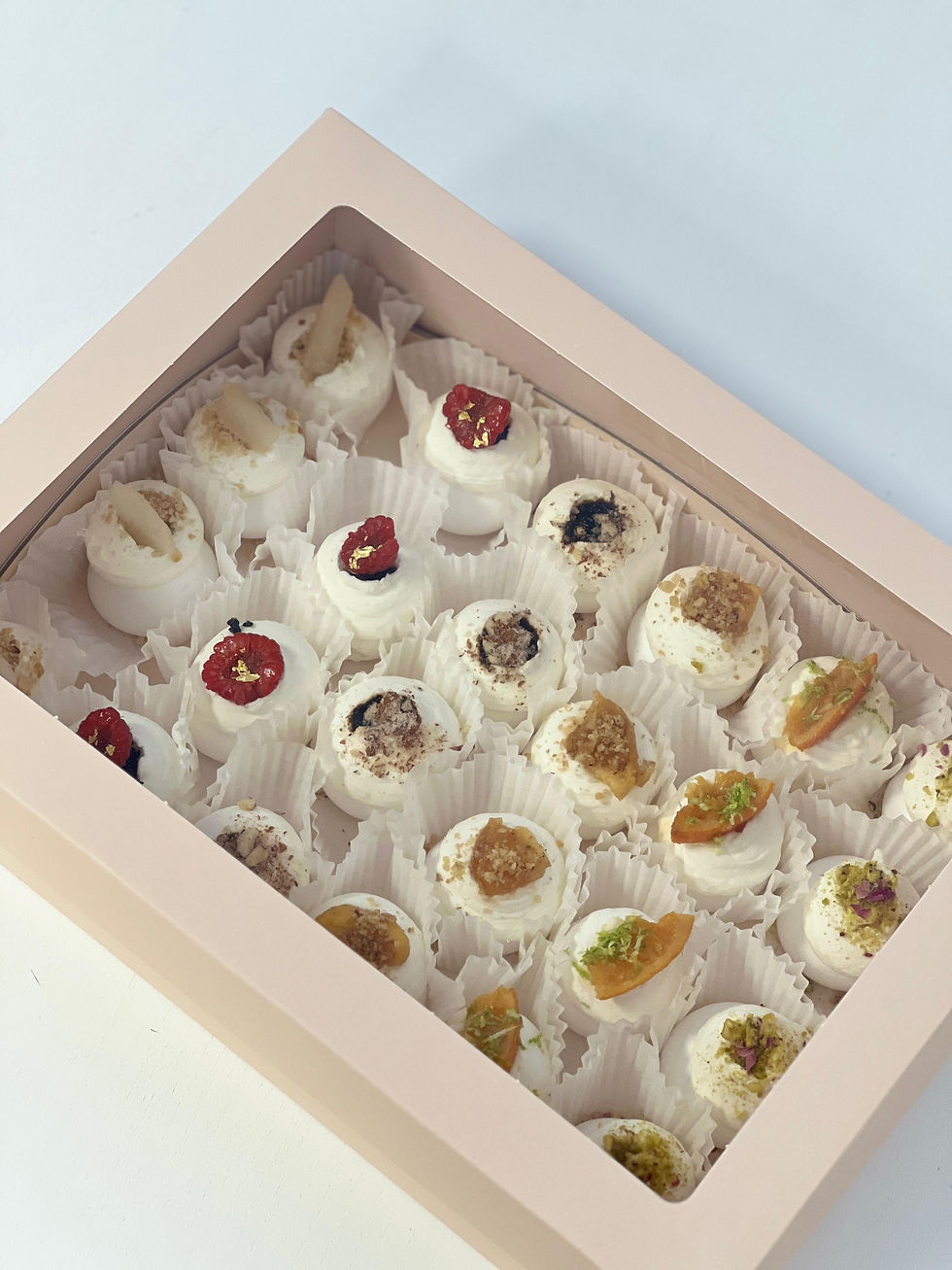 Thumbnail: Cutii Saruturi Cremă