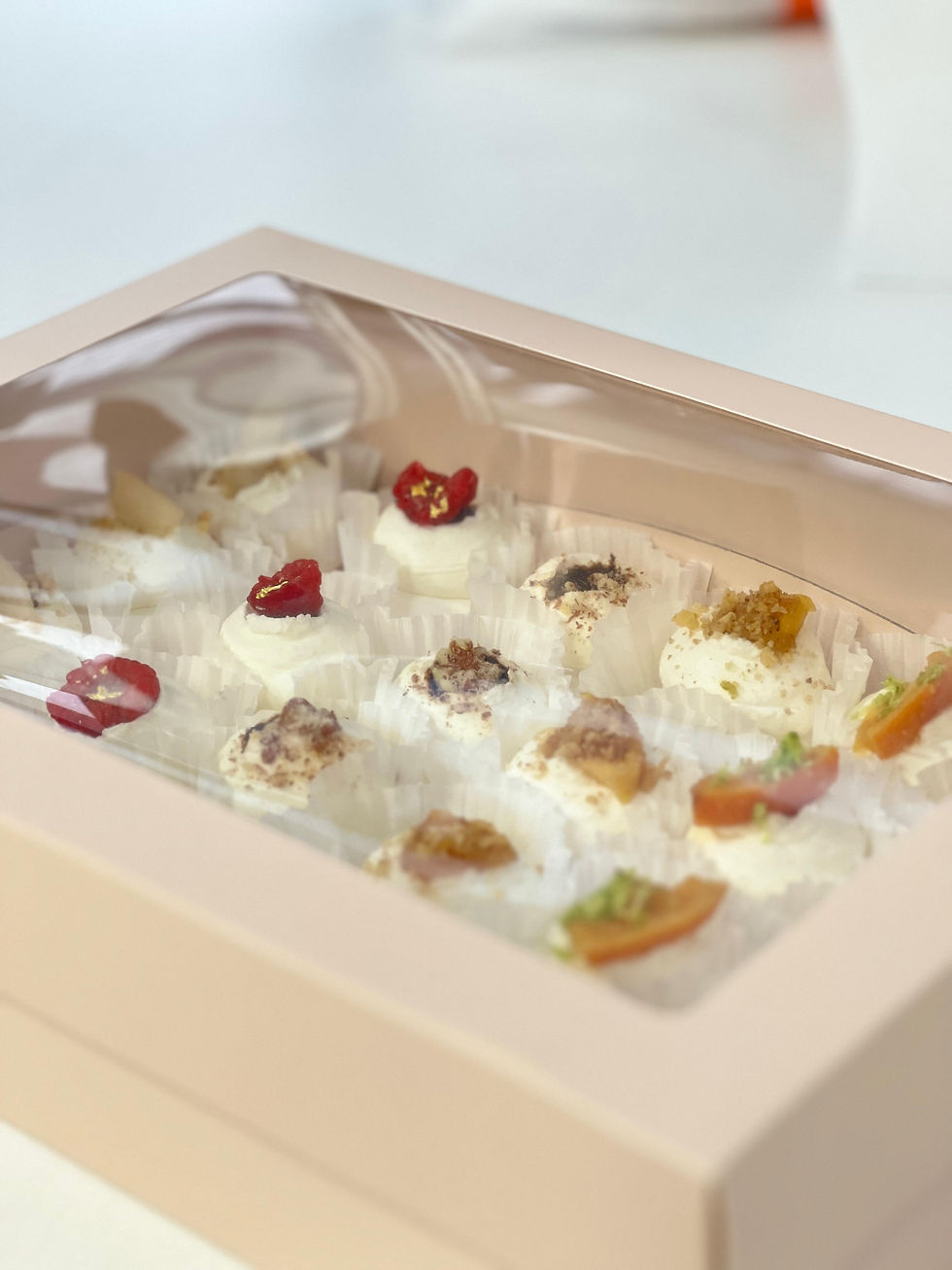 Thumbnail: Cutii Saruturi Cremă